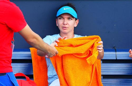 Simona Halep, luând o pauză la antrenamentele de la WTA Miami, foto: Imago