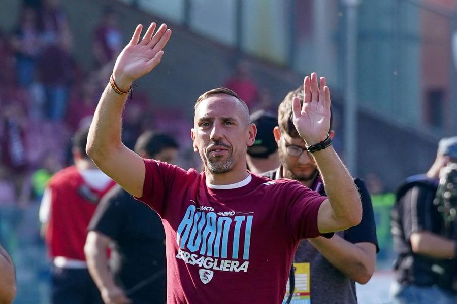 Franck Ribery și-a luat la revedere de la tifosii Salernitanei la meciul cu Udinese din 27 mai 2023 / Foto: Imago Un vicecampion mondial a ajuns asistent la fosta echipă a lui Radu Drăgușin » Ce misiune imposibilă are!