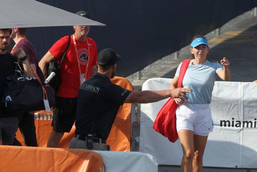 Darren Cahill, în spatele Simonei Halep, la Miami // FOTO: Imago Câți bani primește Simona Halep, dacă trece de Paula Badosa » Campioana de la WTA Miami ia o avere