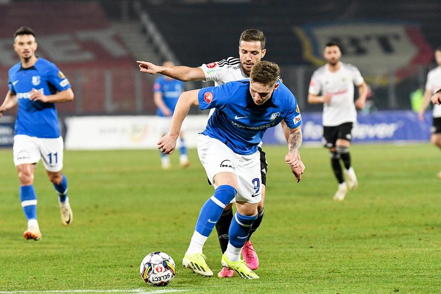 Louis Munteanu, în prim-plan, în albastru // foto: Imago Images Șucu a dezvăluit că a PORNIT negocierile pentru jucătorul din Superligă, apoi a rămas blocat în direct la TV: „Da, OK. Mai avem...”