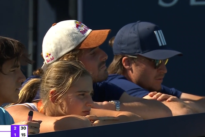Stefanos Tsitsipas (25 de ani, locul 7 ATP) s-a deplasat la Miami pentru a o susține pe Paula Badosa (26 de ani, 73 WTA), în meciul cu Simona Halep (32 de ani).