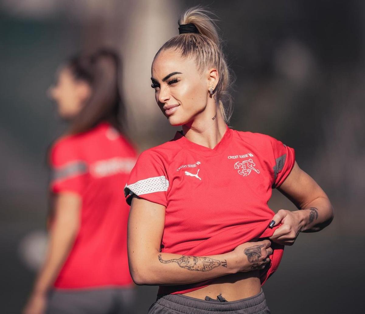 Versul în care apare numele Alishei Lehmann a stârnit controverse: „Nu sunt o minge, dar mă aflu între picioarele ei”