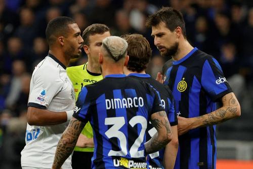 Juan Jesus și Francesco Acerbi, „împăcați” de arbitru în meciul Inter - Napoli 1-1 / Foto: Imago