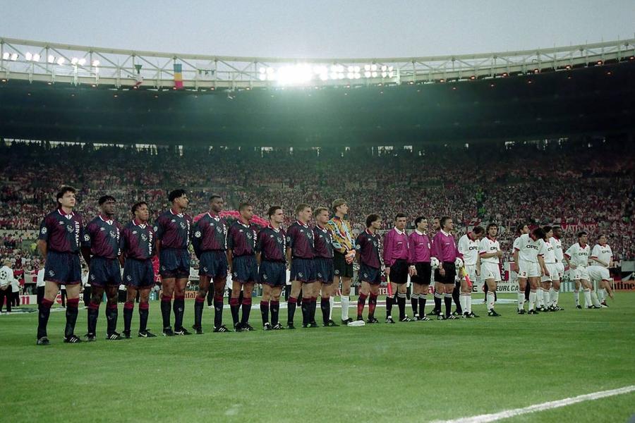 Jari Litmanen (primul din stânga) nu s-a simțit bine la finala Champions League din 1995, Ajax - Milan 1-0. Arbitru a fost Ion Crăciunescu Foto: Imago Poveștile dramatice ale legendei » Trimis forțat în armată. Alergie la iarbă. Van Gaal nu l-a vrut și haosul Barcelona