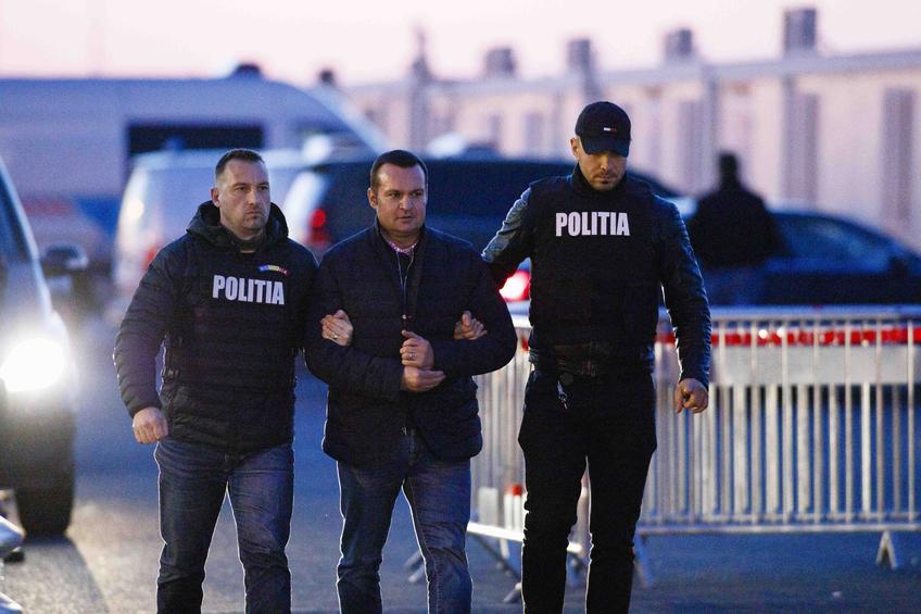 Cătălin Chereches a fost predat sub escortă, către Poliția Română, în punctul de trecere a frontierei Nădlac 2. Foto: Inquam Photos / Cornel Putan