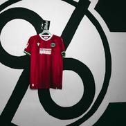 Hannover 96 a lansat un tricou roșu antirasism într-o ediție specială produsă de Macron