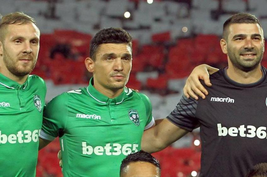Claudiu Keșeru (centru) și Vladislav Stoyanov (dreapta), în tricoul lui Ludogorets