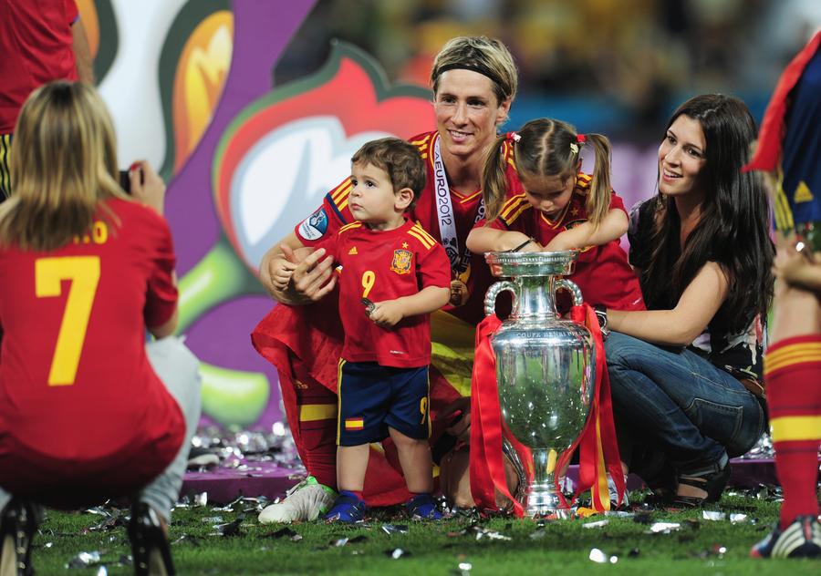 Torres, sărbătorind câștigarea Campionatului European din 2012 alături de soția sa și cei doi copii „Ca portar, mi-am rupt dinții. Mama m-a trecut în atac” » Vârful îndrăgostit de Atletico Madrid a răvășit Premier League, a fost făcut „trădător”, „flop” și erou al marilor finale