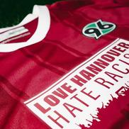 Hannover 96 a lansat un tricou roșu antirasism într-o ediție specială produsă de Macron