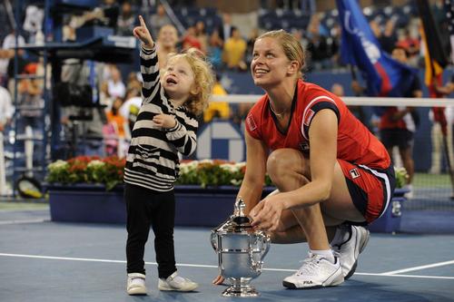 Kim Clijsters și fiica ei, Jada, cu trofeul de la US Open 2009 Foto: Imago Images