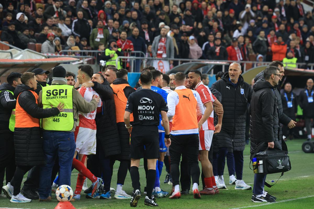 Final de primă repriză „nebun” în Dinamo - Craiova » Cele 3 momente care au „dinamitat” derby-ul