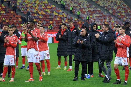 Dinamoviștii, consolați de fani la final
