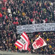 Banner Dinamo - „Noi venim cu mentalitatea / Contratiul vostru, la fel ca și identitatea”
