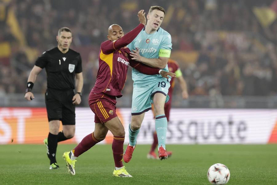 Pe cine înfruntă Ionuț Radu în „sferturile” Europa League + Istvan Kovacs a arbitrat marea surpriză a serii din „optimi”