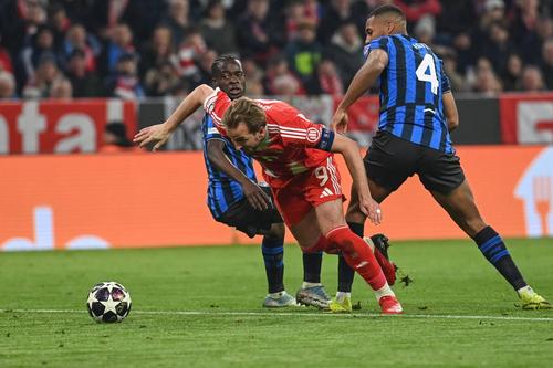 Harry Kane se strecoară printre doi fundași ai Atalantei și va marca pentru 2-0 / Foto: Imago