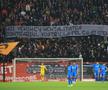 Banner Dinamo - „Noi venim cu mentalitatea / Contratiul vostru, la fel ca și identitatea”