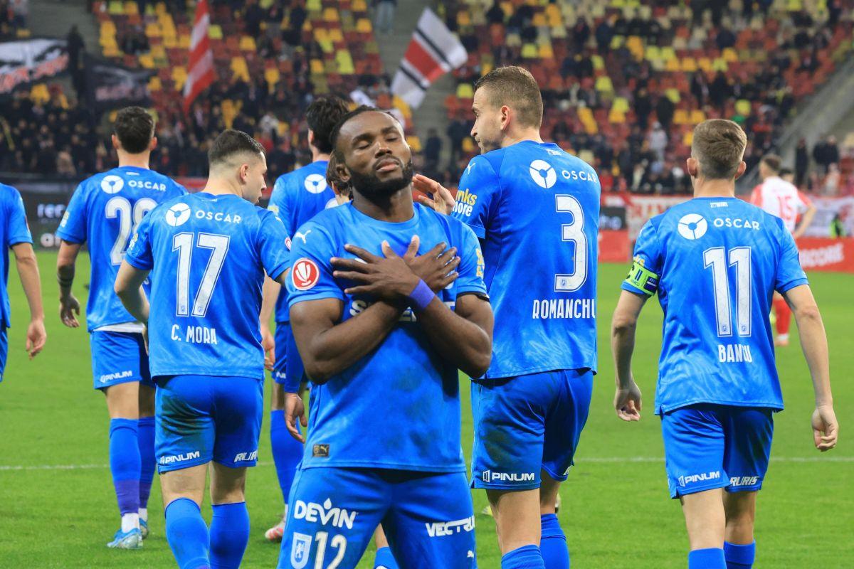Toți o bat pe Dinamo! Universitatea Craiova revine pe primul loc, deși a jucat o repriză în inferioritate pe Arenă!