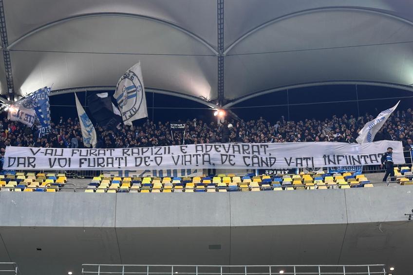 Banner Craiova - „V-au furat rapizii, e adevărat / Dar voi furați de-o viață, de când v-ați înființat”