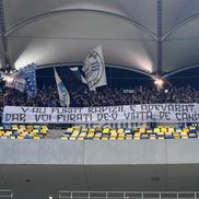 Banner Craiova - „V-au furat rapizii, e adevărat / Dar voi furați de-o viață, de când v-ați înființat”