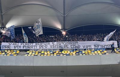 Duelul galeriilor la Dinamo - Craiova: „V-au furat rapizii, e adevărat / Dar voi furați de-o viață, de când v-ați înființat”
