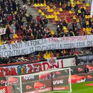 Banner Dinamo - „Partidul frf / V-a ținut în funcții fără performanță / Și continuați să conduceți un fotbal fără speranță”