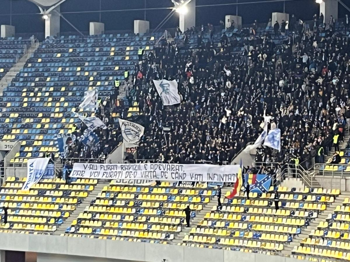 Duelul galeriilor la Dinamo - Craiova: „V-au furat rapizii, e adevărat / Dar voi furați de-o viață, de când v-ați înființat”