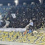 Banner Craiova - „V-au furat rapizii, e adevărat / Dar voi furați de-o viață, de când v-ați înființat”