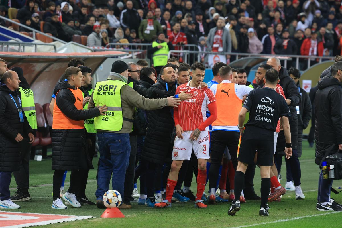 Final de primă repriză „nebun” în Dinamo - Craiova » Cele 3 momente care au „dinamitat” derby-ul