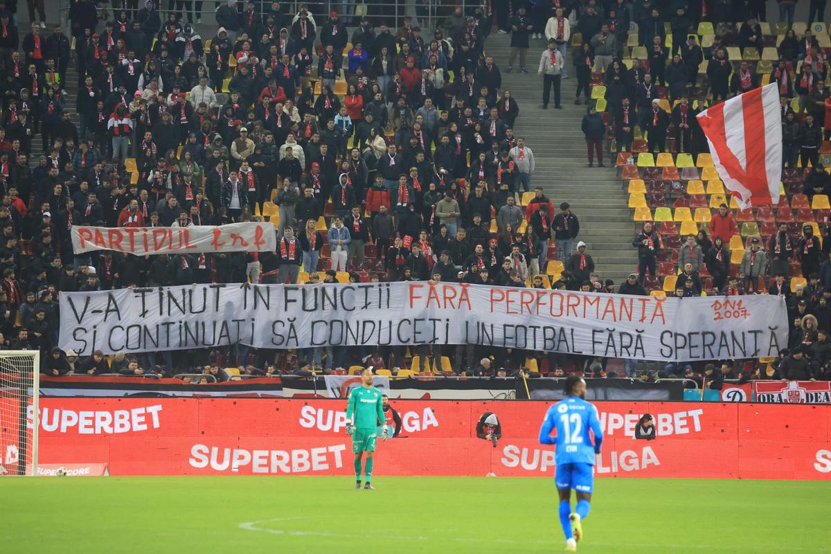 Duelul galeriilor la Dinamo - Craiova: „V-au furat rapizii, e adevărat / Dar voi furați de-o viață, de când v-ați înființat”