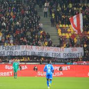 Banner Dinamo - „Partidul frf / V-a ținut în funcții fără performanță / Și continuați să conduceți un fotbal fără speranță”