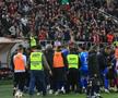 Final de primă repriză „nebun” în Dinamo - Craiova » Cele 3 momente care au „dinamitat” derby-ul