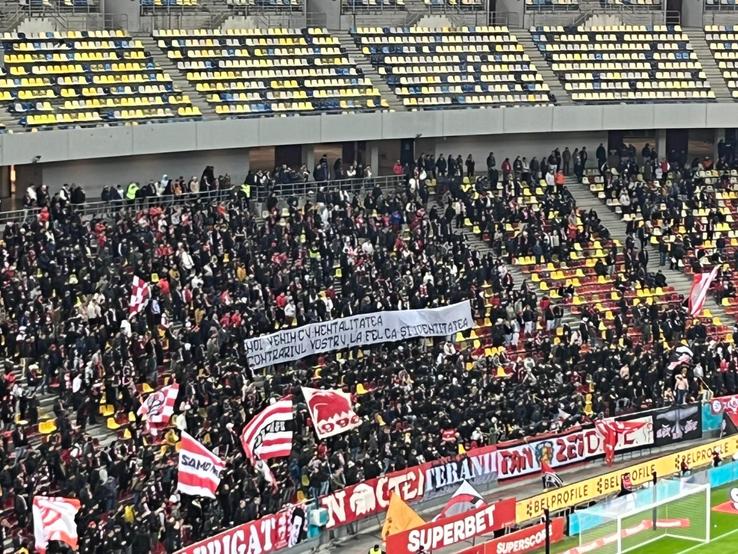 Banner Dinamo - „Noi venim cu mentalitatea / Contratiul vostru, la fel ca și identitatea”