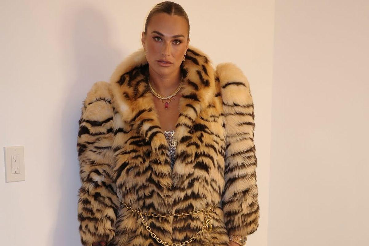 Aryna Sabalenka, apariție spectaculoasă la Miami, în dresuri plasă și haină de 37.000 de euro