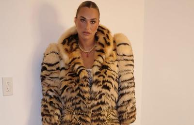 Aryna Sabalenka, apariție spectaculoasă la Miami, în dresuri plasă și haină de 37.000 de euro