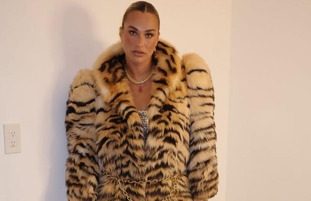 Aryna Sabalenka, apariție spectaculoasă la Miami, în dresuri plasă și haină de 37.000 de euro