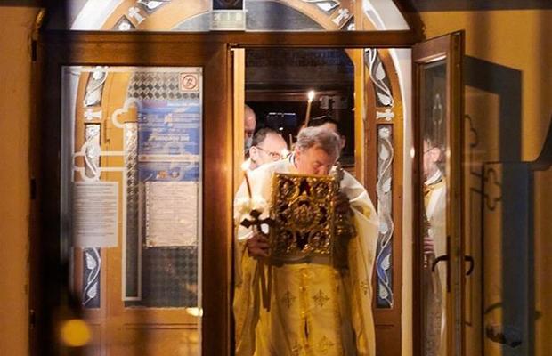 FOTO Românii au primit Sfânta Lumină! Imagini emoționante de la cea mai importantă sărbătoare a Ortodoxiei