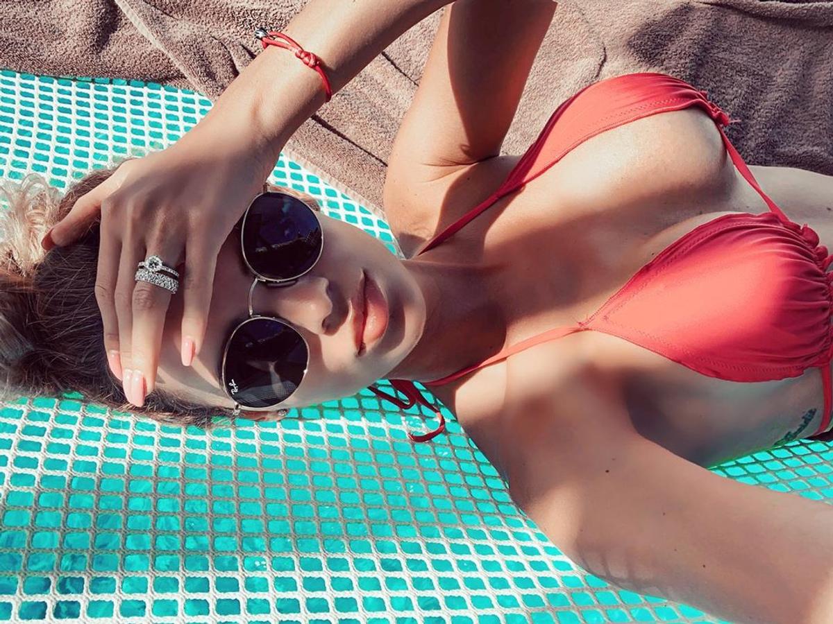 GALERIE FOTO Nimeni nu o poate uita! Zuzana Kollarova e cea mai sexy soție de fotbalist și face senzație în izolare