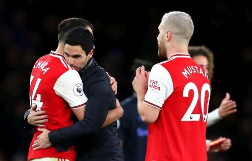 Șefii lui Arsenal își fac griji în privința jucătorilor. Cu mai bine de-o lună în urmă, managerul Mikel Arteta a fost testat pozitiv la coronavirus și de atunci întreg efectivul 