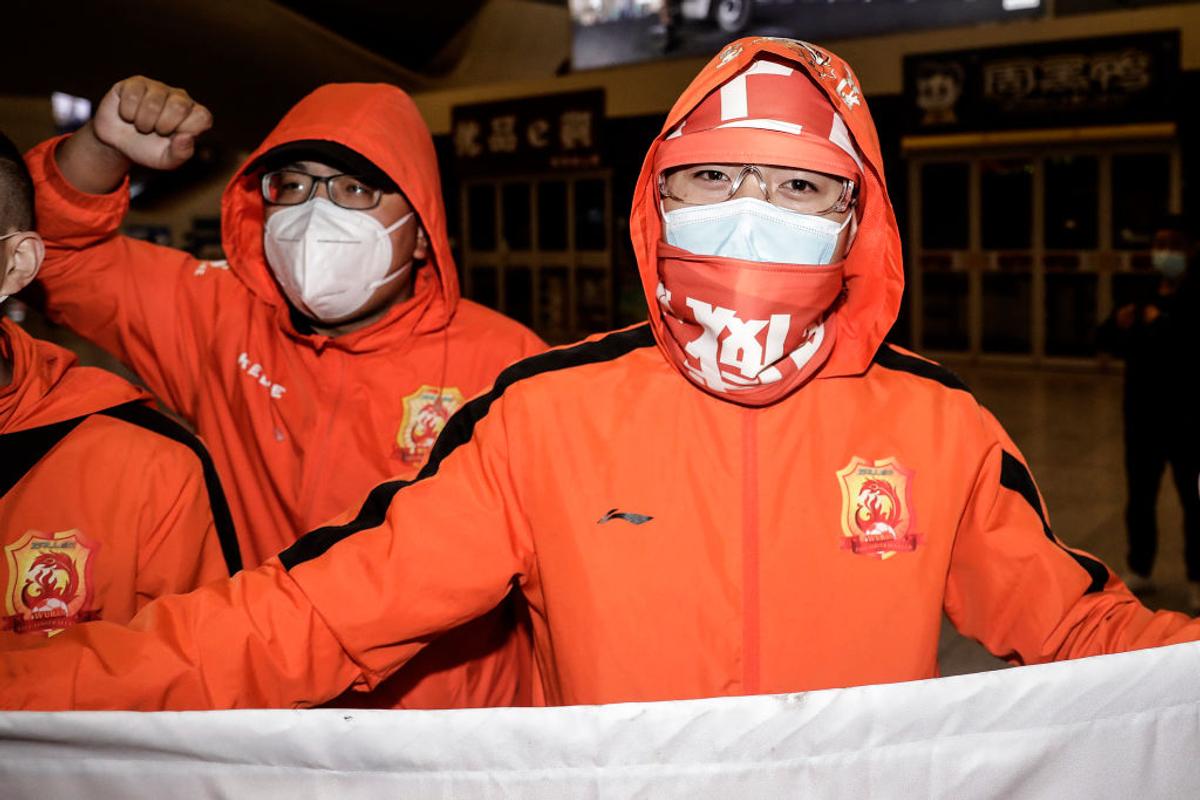 FOTO După 104 zile de exil, jucătorii echipei din primul focar de COVID-19 au fost așteptați cu flori de sute de fani