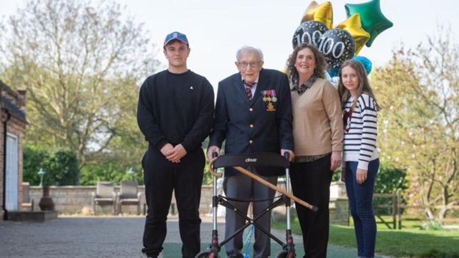 Povestea emoționantă a căpitanului Tom Moore, veteranul de 99 de ani care a strâns peste 30 de milioane de euro pentru sistemul de sănătate britanic