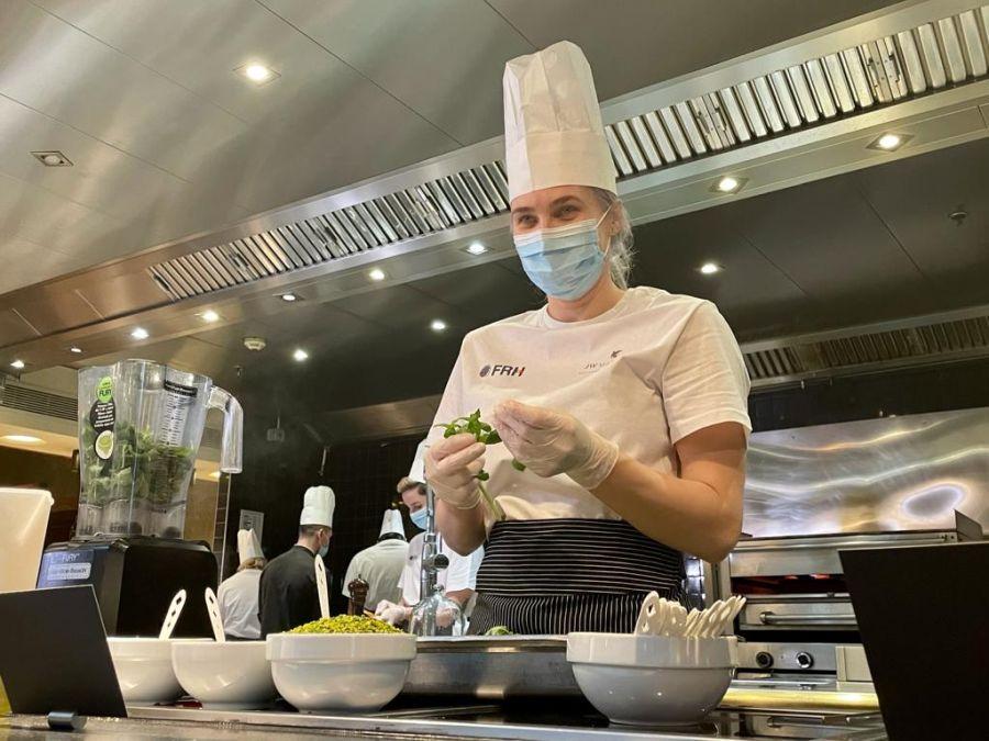 Laura Chiper a trebuit să pregătească salata Naționala master-chef » Provocare inedită: cum s-au descurcat handbalistele în bucătărie