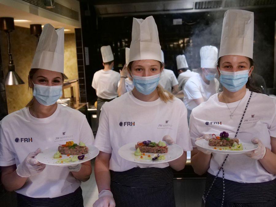 Ana Maria Iuganu, Anca Polocoșer și Eliza Buceschi prezintă felul de mâncare gătit Naționala master-chef » Provocare inedită: cum s-au descurcat handbalistele în bucătărie