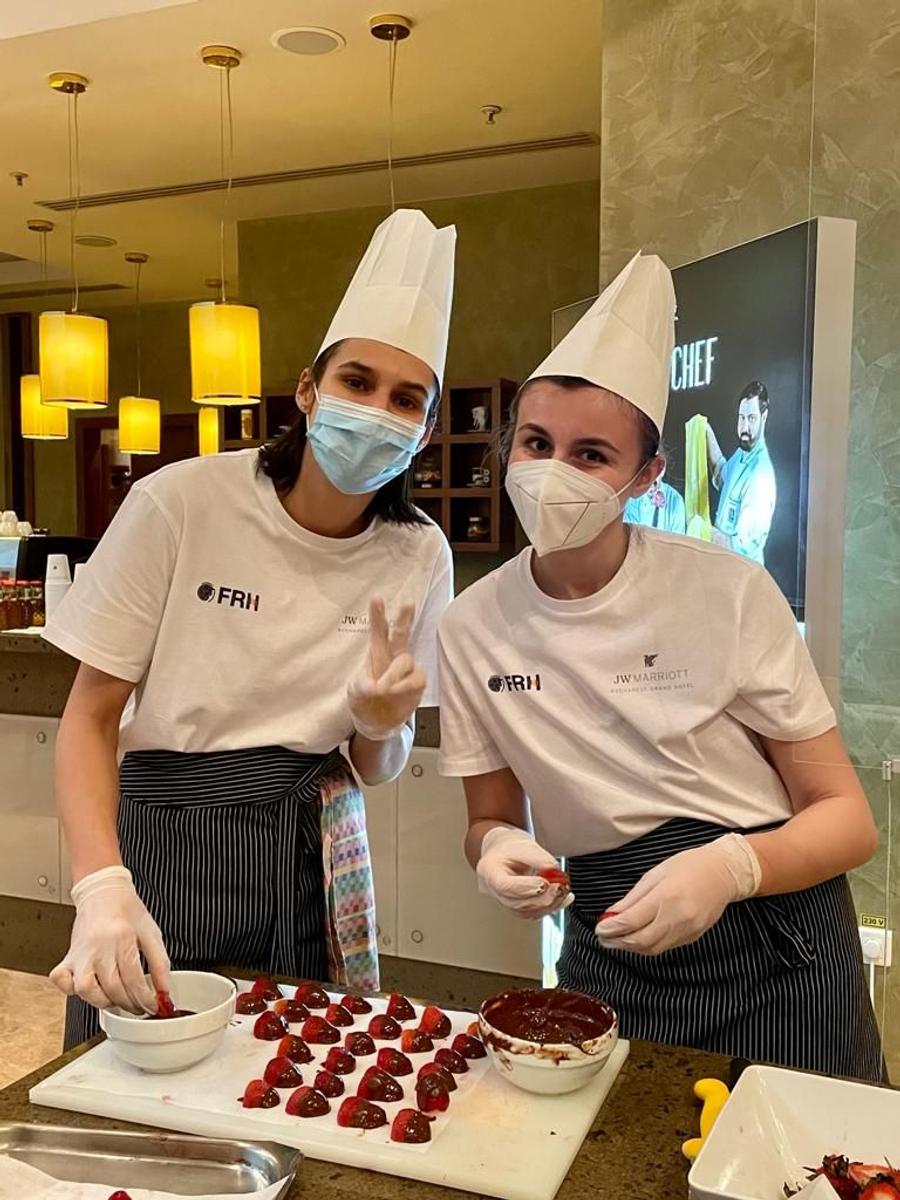 Denisa Dedu și Iulia Dumanska pregătesc desertul Naționala master-chef » Provocare inedită: cum s-au descurcat handbalistele în bucătărie