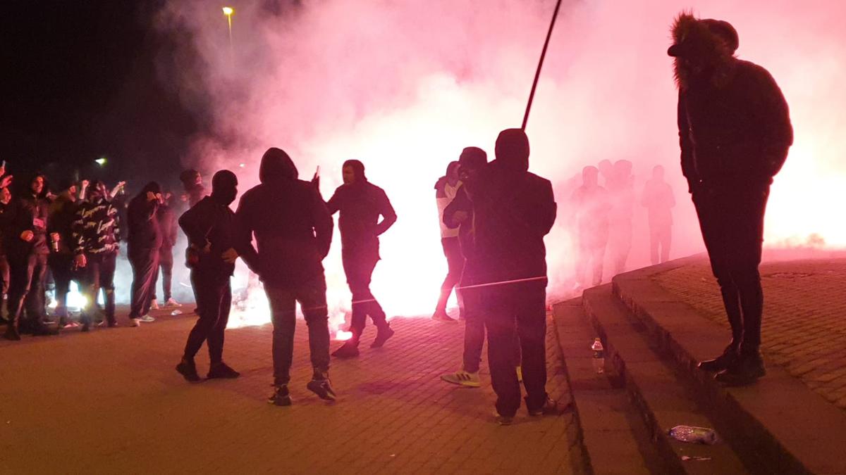 Atmosferă încinsă la Craiova » Torțe și fumigene aprinse în fața stadionului