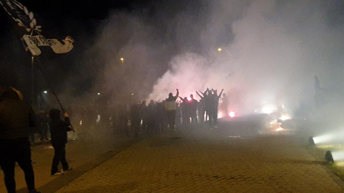 Atmosferă încinsă la Craiova » Torțe și fumigene aprinse în fața stadionului