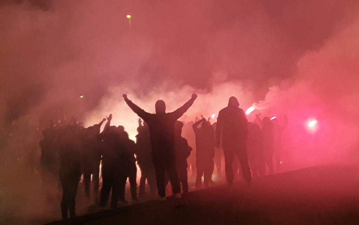 Atmosferă încinsă la Craiova » Torțe și fumigene aprinse în fața stadionului