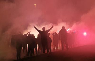 Atmosferă încinsă la Craiova » Torțe și fumigene aprinse în fața stadionului
