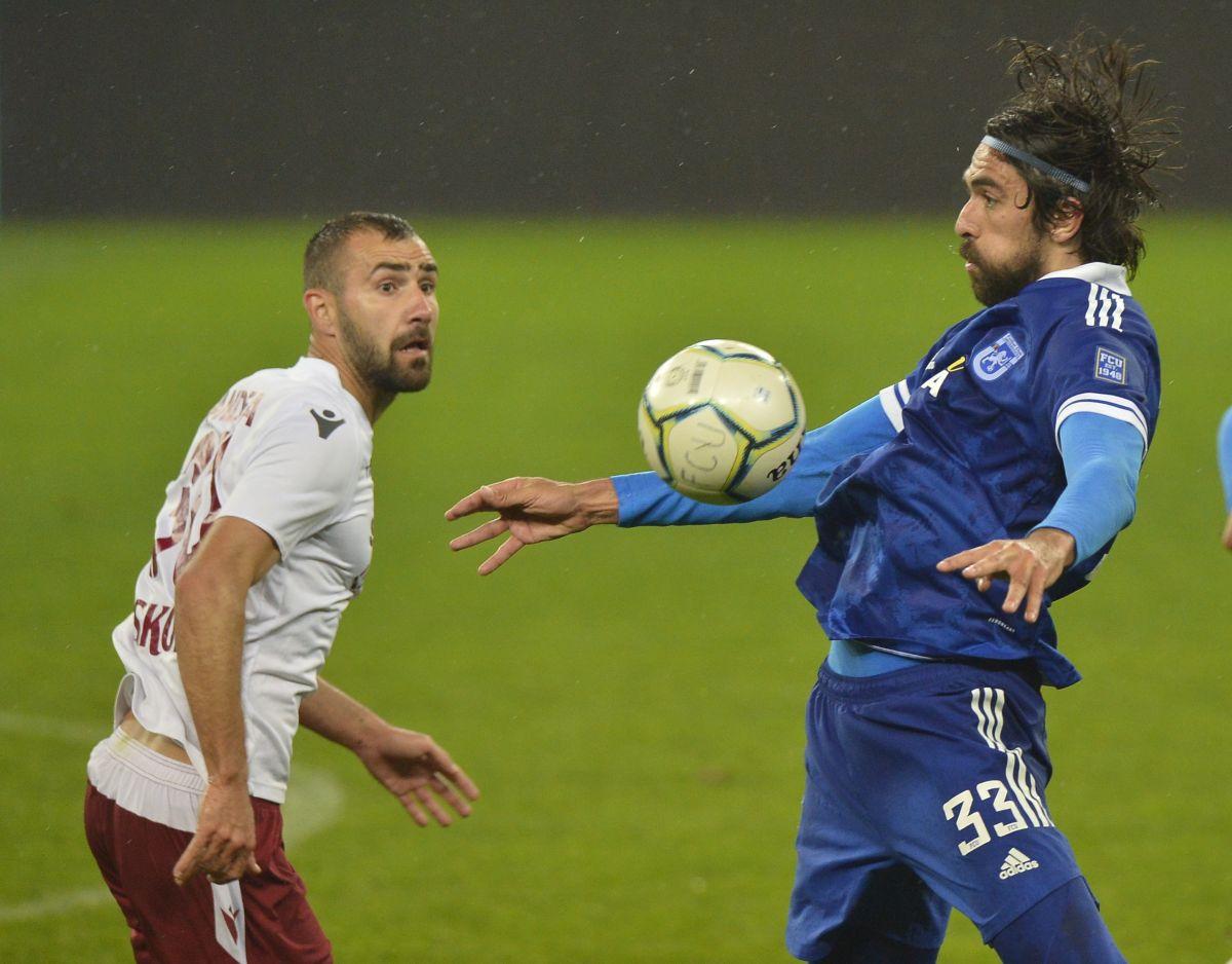 Atmosferă încinsă la Craiova » Torțe și fumigene aprinse în fața stadionului