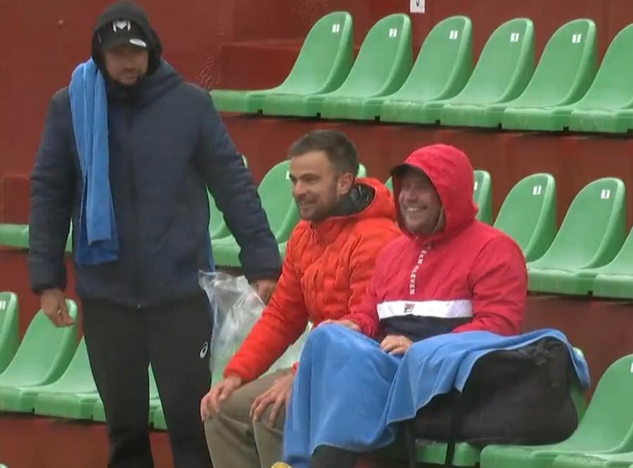 Artemon Apostu-Efremov, ultimul din dreapta Sorana Cîrstea s-a calificat în turul 2 la Istanbul, cu fostul antrenor al lui Halep lângă ea » Explicația din spatele unei imagini aparent curioase