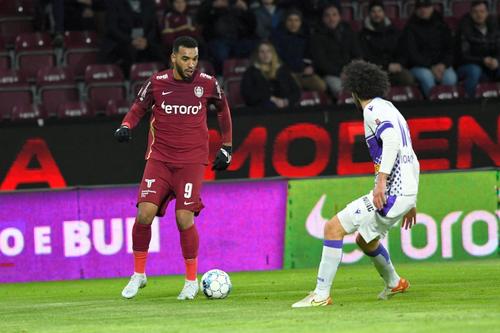 Joao Miguel vs. Omrani în CFR Cluj - FC Argeș 2-0 / foto: Imago